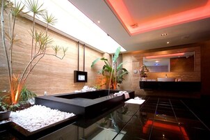 獨立浴缸和淋浴  設備、全浸式浴缸、免費盥洗用品、吹風機