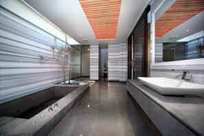 Family Villa | Bathroom | Separate tub and shower, deep soaking tub, free toiletries, hair dryer - YENJIM Motel (Luodong)