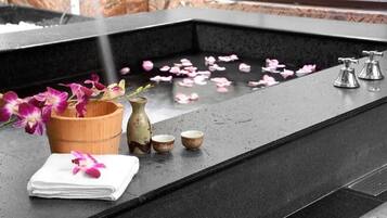 Family Villa | Bathroom | Separate tub and shower, deep soaking tub, free toiletries, hair dryer