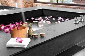 Family Villa | Bathroom | Separate tub and shower, deep soaking tub, free toiletries, hair dryer