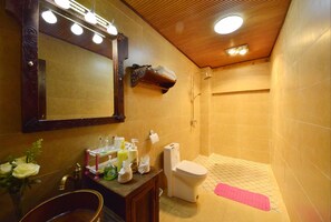 Suite – honeymoon | Bad | Dusj, toalettartikler (inkludert), hårføner og tøfler