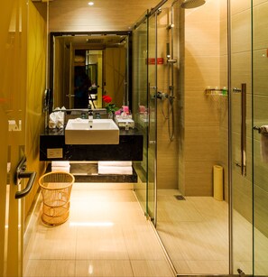 Phòng đôi tiện nghi đơn giản | Phòng tắm | Đồ dùng nhà tắm miễn phí, máy sấy tóc, áo choàng tắm 