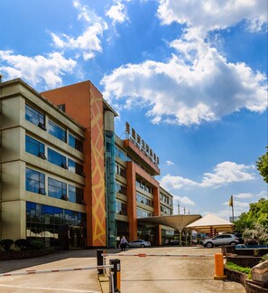 Vista frontal de la propiedad