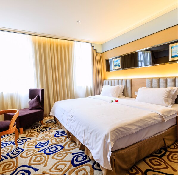 Habitación doble de diseñador | Minibar, caja de seguridad en la habitación y escritorio 