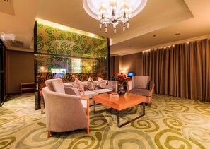 Suite ejecutiva | Minibar, caja de seguridad en la habitación y escritorio 