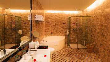 Suite Eksekutif | Kamar mandi | Perlengkapan mandi gratis, pengering rambut, jubah mandi, dan sandal