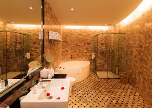 Suite ejecutiva | Baño | Artículos de higiene personal gratuitos, secador de pelo y albornoces