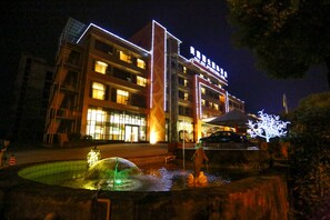 Front of property - evening/night - Vilu Reef International Hotel (Zigong)
