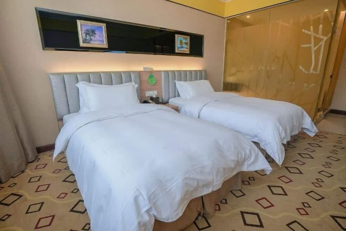 Minibar, Zimmersafe, Schreibtisch, Verdunkelungsvorhänge