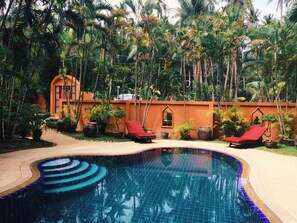 Una piscina al aire libre