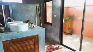 Deluxe Villa, 1 Bedroom | Bathroom | Shower, free toiletries, towels
