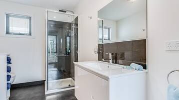Apartment, 2 Bedrooms | Bathroom