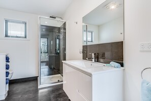 Apartment, 2 Schlafzimmer | Badezimmer | Dusche, kostenlose Toilettenartikel, Haartrockner, Hausschuhe