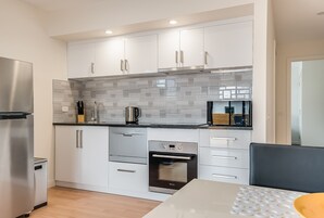 Refrigerador con freezer, microondas, horno, placa de cocina