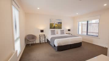 Apartment, 2 Bedrooms | 1 bedroom, in-room safe, soundproofing, iron/ironing board