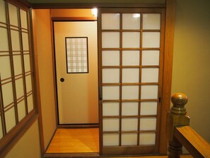 デスク、WiFi (無料)、ベッドシーツ