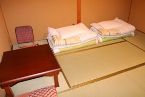 Traditionele kamer (Japanese Style, Superior, for 2) | Een bureau, gratis wifi, beddengoed