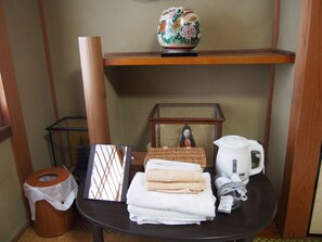 Desk, free WiFi, bed sheets - Guest house Maika (Kyoto)