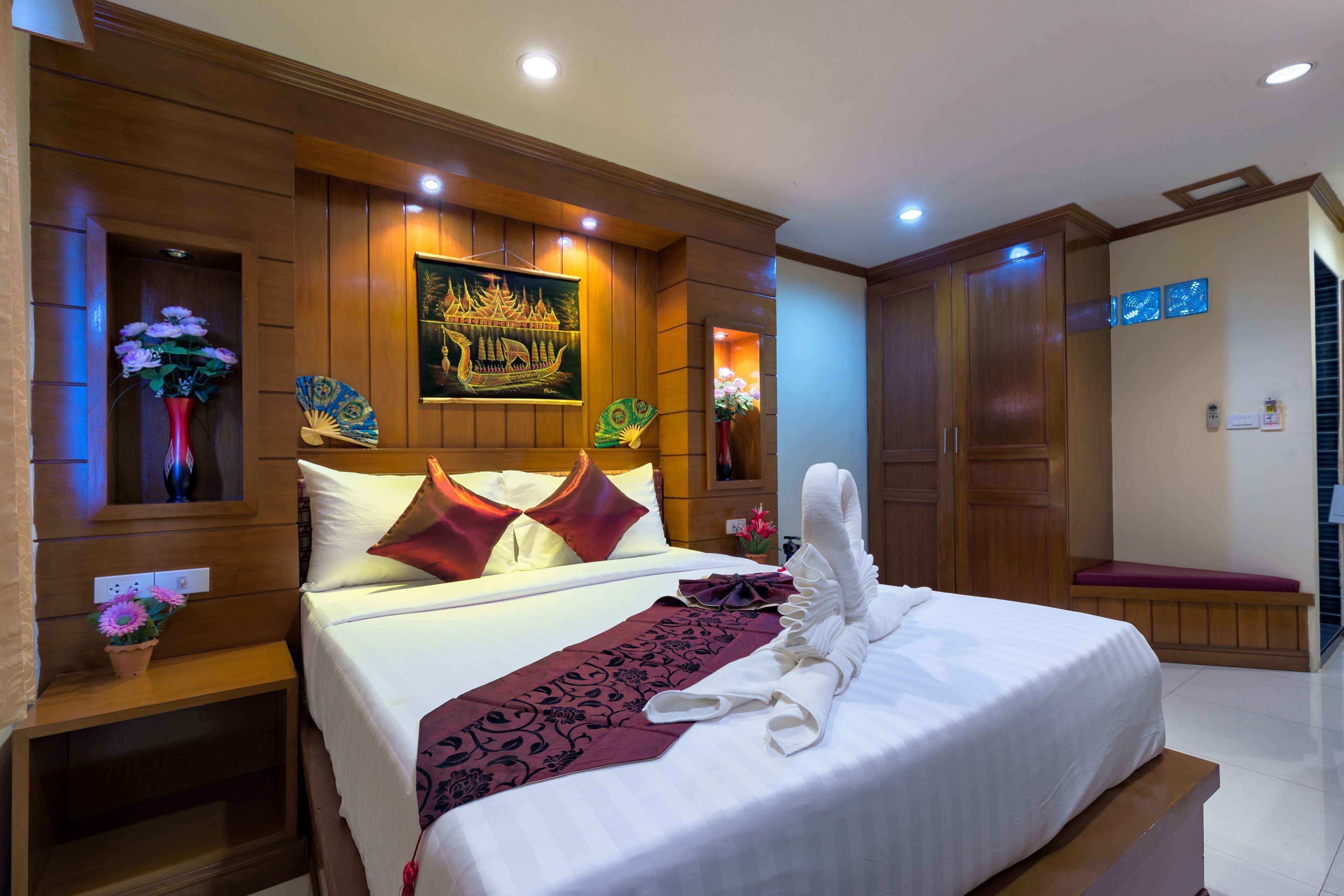 Ropa de cama hipoalergénica, minibar y escritorio 