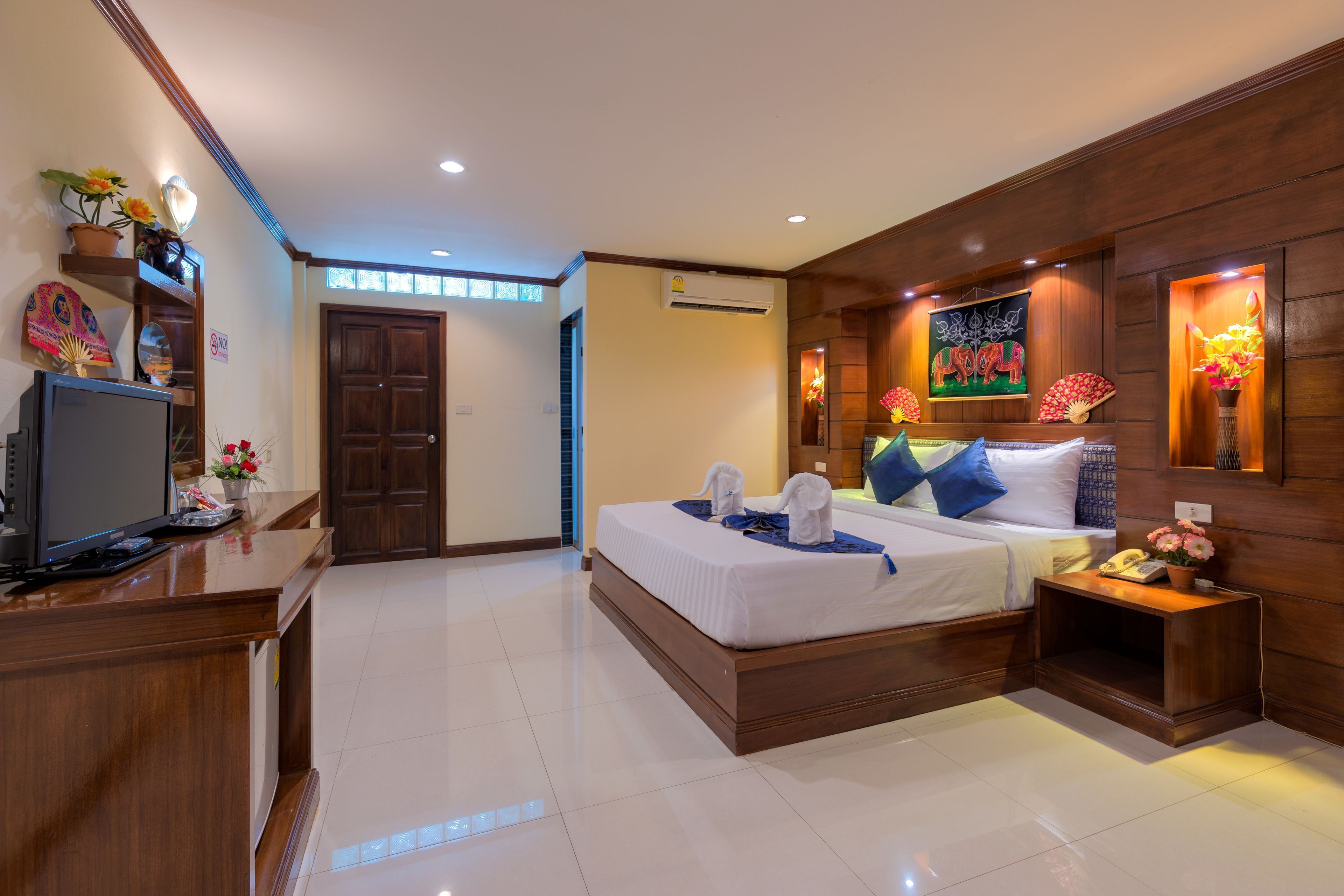 Ropa de cama hipoalergénica, minibar y escritorio 