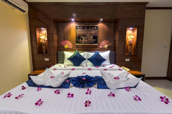 Ropa de cama hipoalergénica, minibar, escritorio