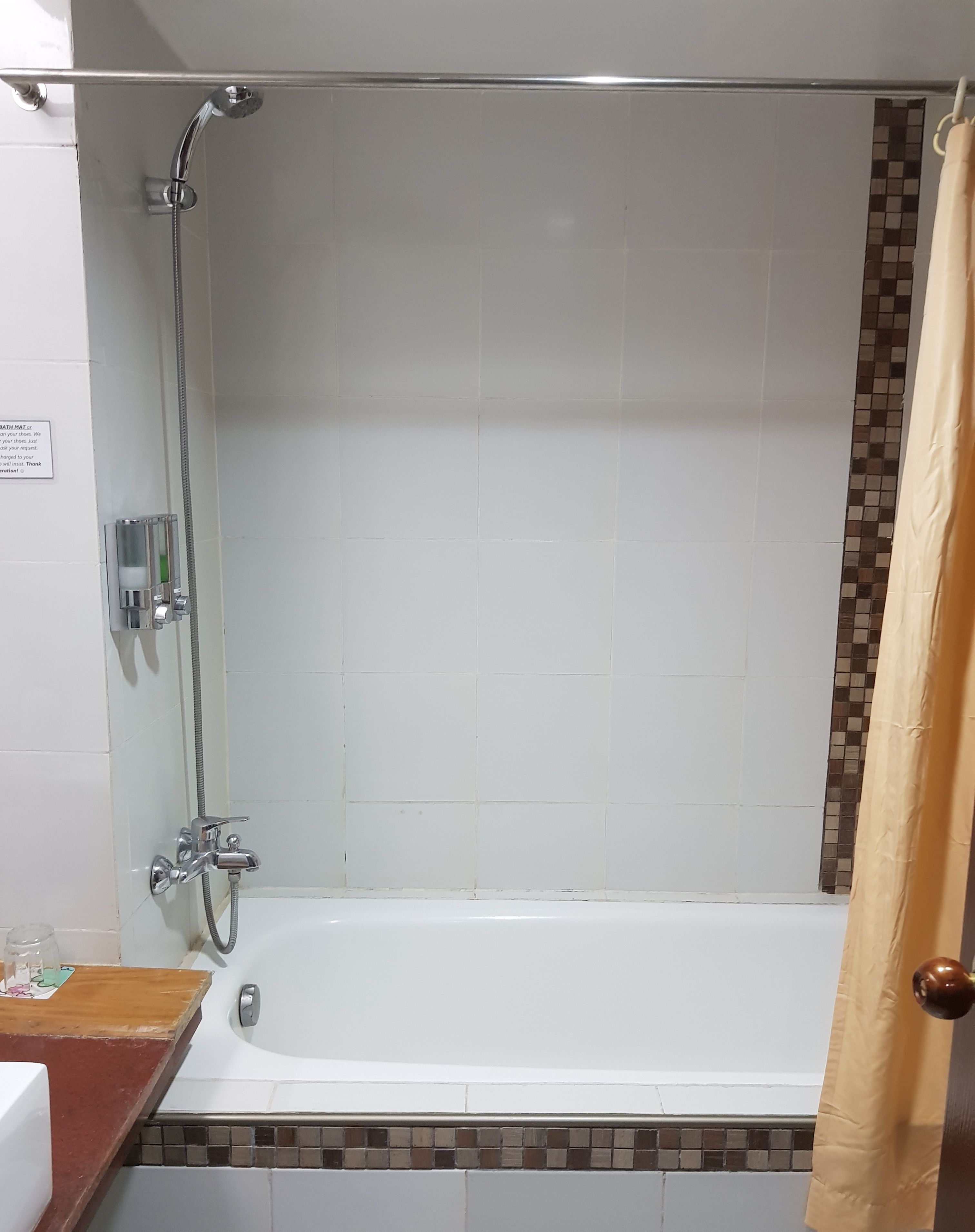 Un baño con bañera, ducha e inodoro.