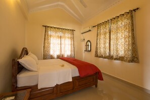 Schreibtisch, Bügeleisen/Bügelbrett, Zustellbetten