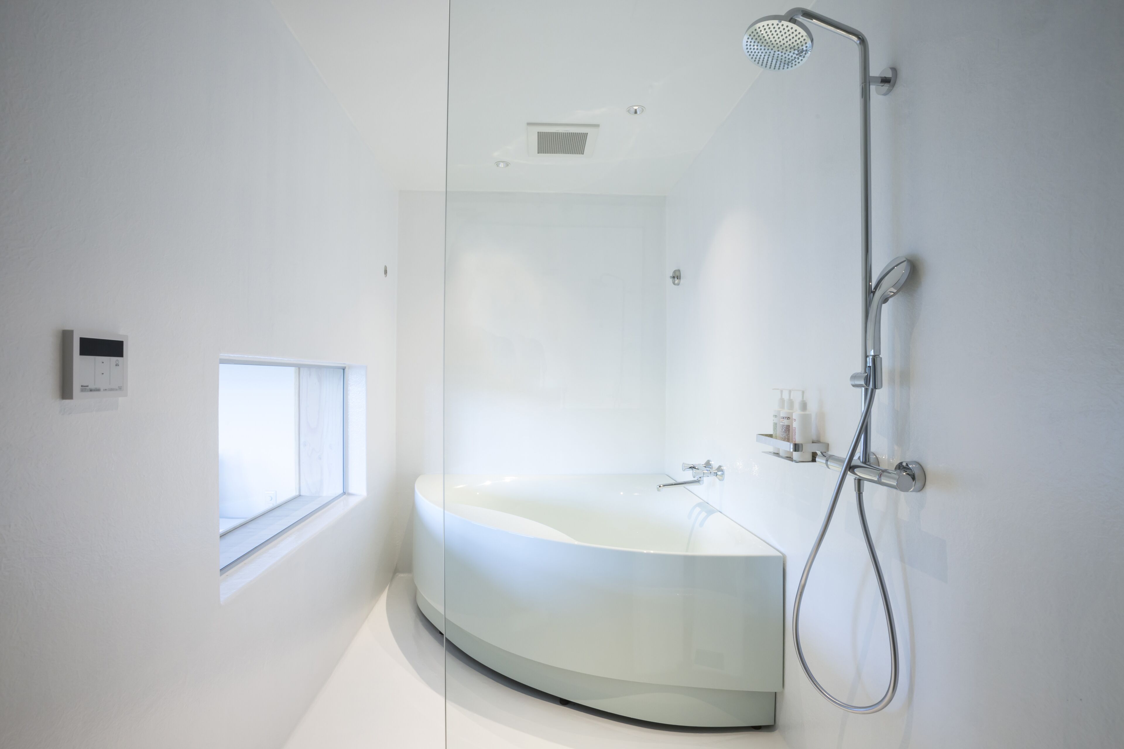 Ocean4 bed Suite202 Non Smoking | Bathroom | Shower, free toiletries, hair dryer, slippers