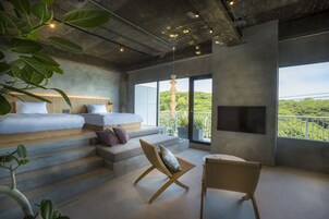 Caja de seguridad en la habitación y tabla de planchar con plancha 