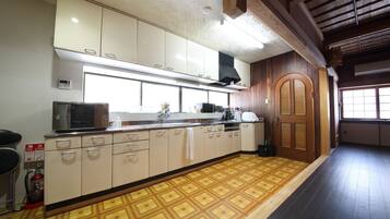 House | Private kitchenette | Fridge, microwave, stovetop, electric kettle