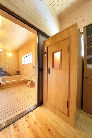 Een aparte badkuip en douche, een diep bad, gratis toiletartikelen