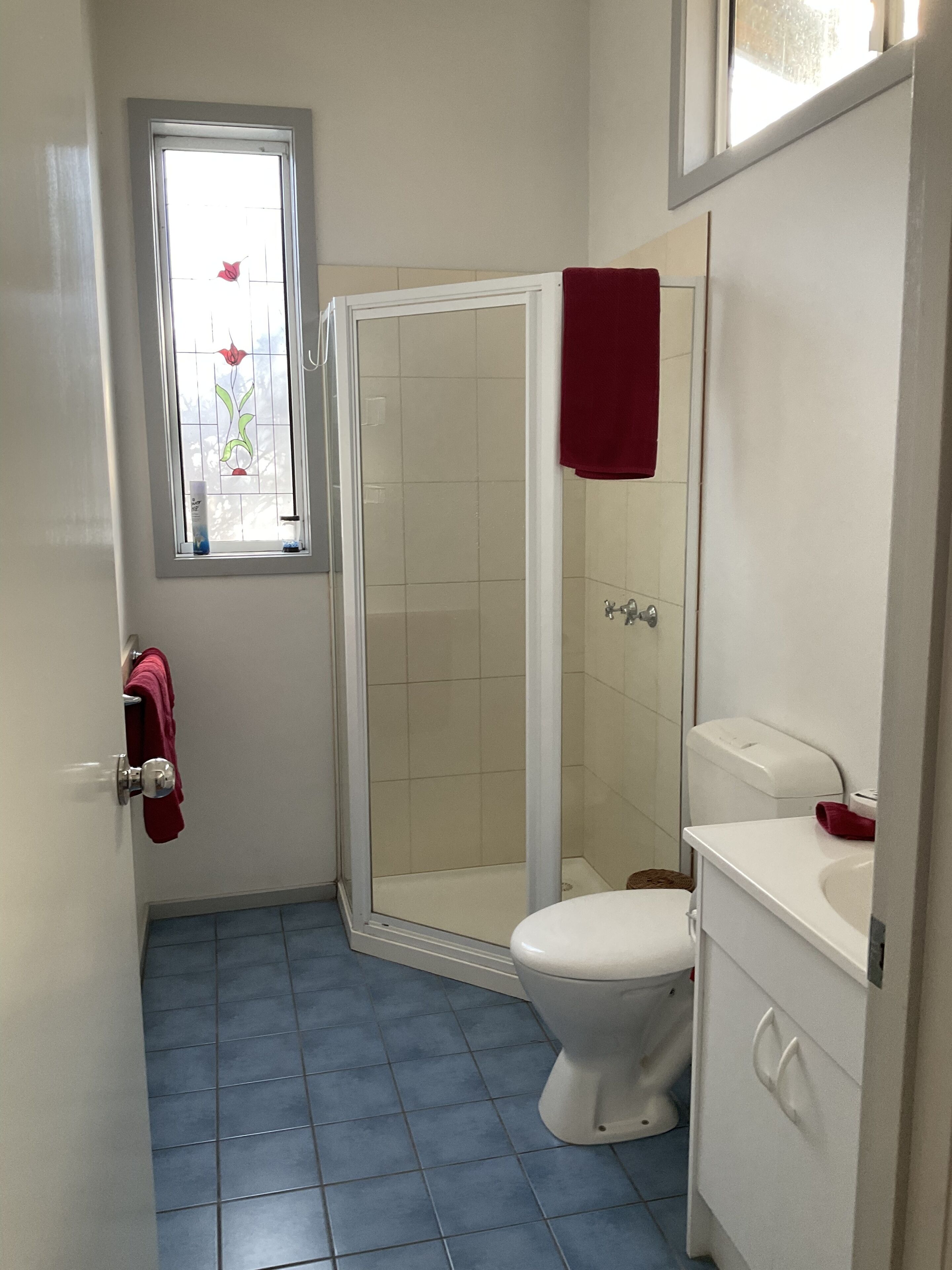 Un baño con ducha, inodoro y lavamanos.