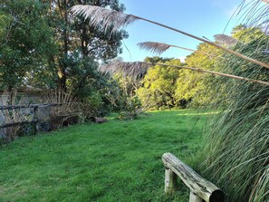 Dreibettzimmer, Mehrere Betten, Nichtraucher, eigenes Bad (Room 1) | Blick auf den Garten