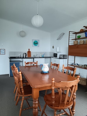 Comfort Apartment, Multiple Beds, Non Smoking, Kitchenette | Private kitchen | Fridge, microwave - Purple Hen Country Lodge (Tahawai)