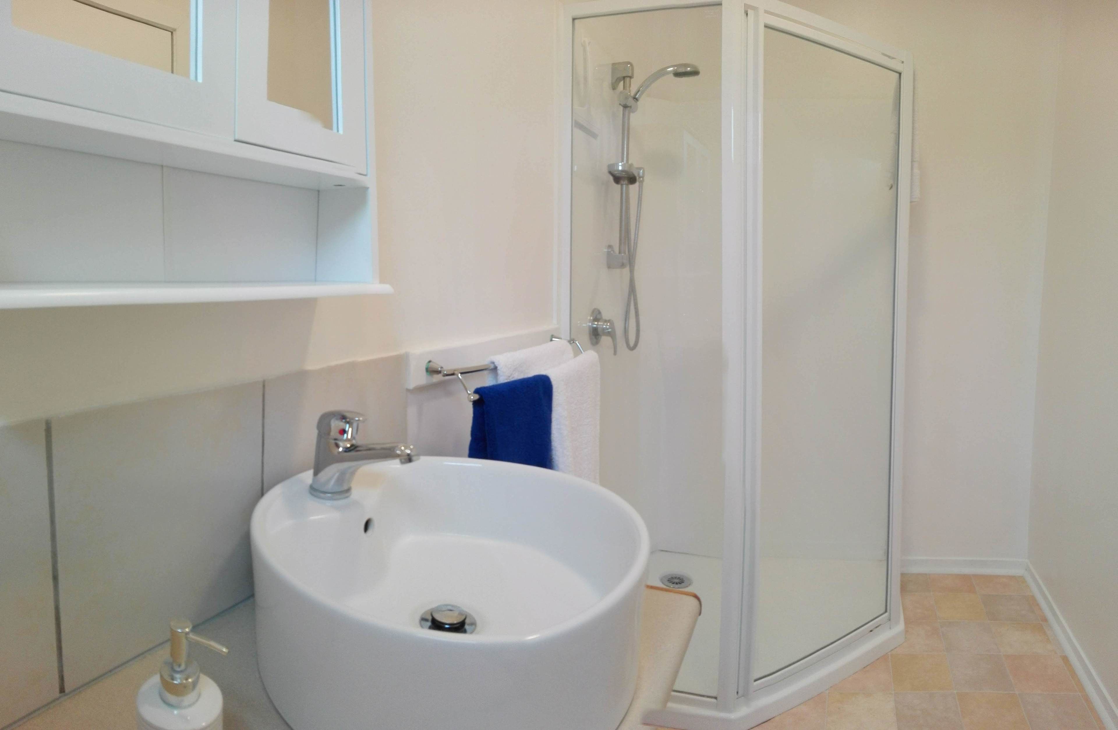 Dusche, umweltfreundliche Kosmetikartikel, Handtücher, Seife