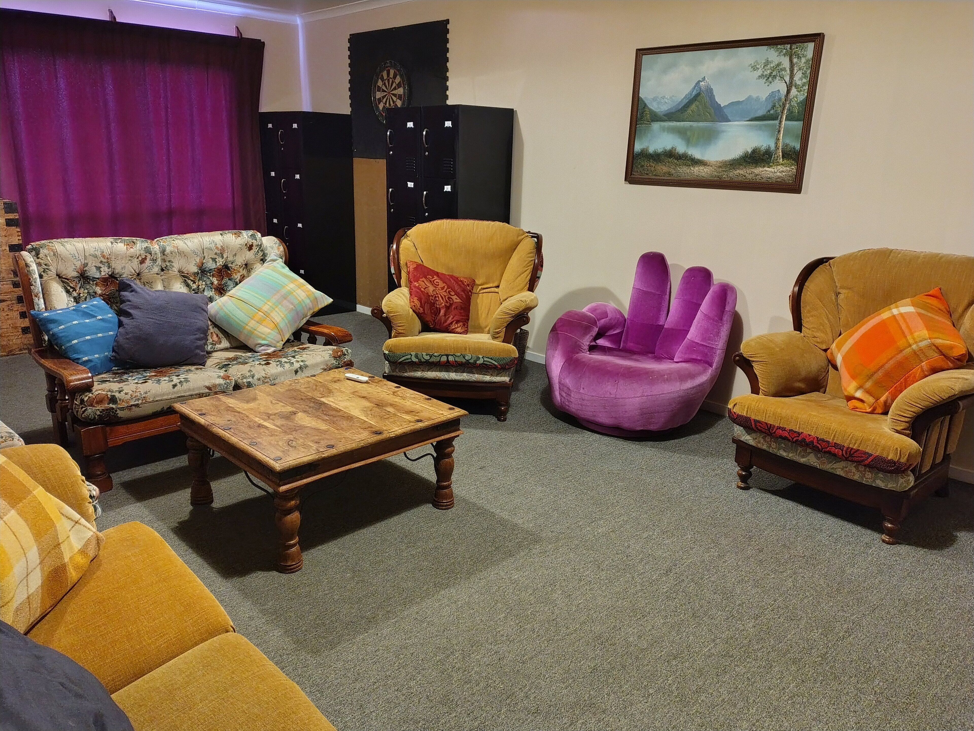 Tischtennisplatte, Bücher, Videothek