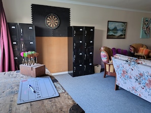 Ping pong, books, video library - Purple Hen Country Lodge (Tahawai)