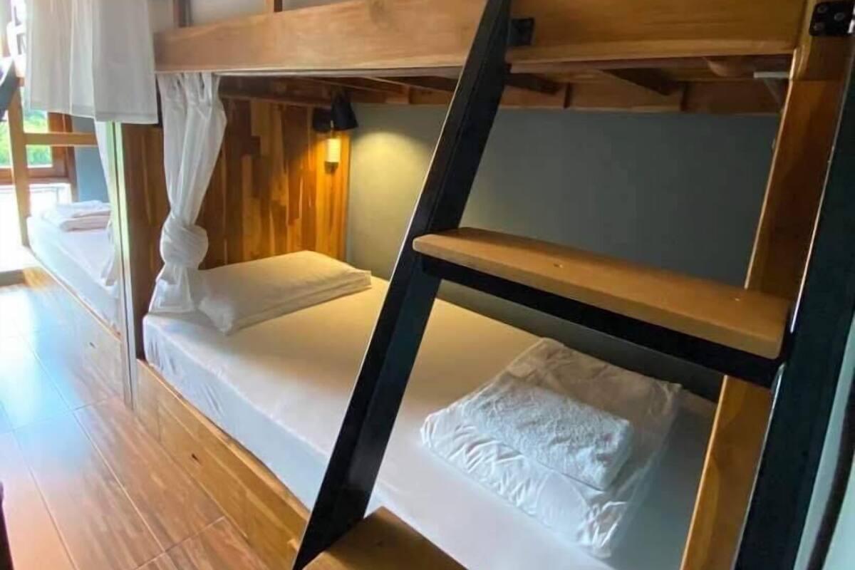 12 Beds - Mixed Dorm with Shared Bathroom Separate Male/Female (No Window) | 迷你吧贈品、免費 Wi-Fi