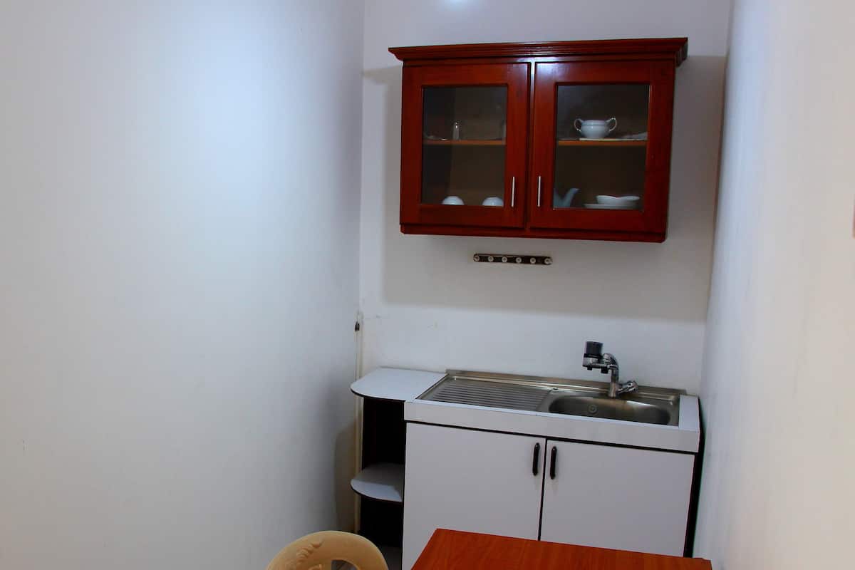 Habitación estándar con 2 camas individuales, varias camas | Cocineta privada | Refrigerador, cafetera y tetera y tetera eléctrica