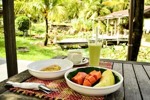 Daily cooked-to-order breakfast for a fee - Qi Hotel and Club (Kota Kinabalu)