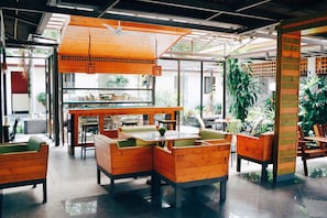 Serveert lunch en diner, Italiaanse gerechten