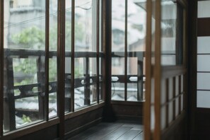 In-room safe, free WiFi - Toshiharu Ryokan (Kyoto)