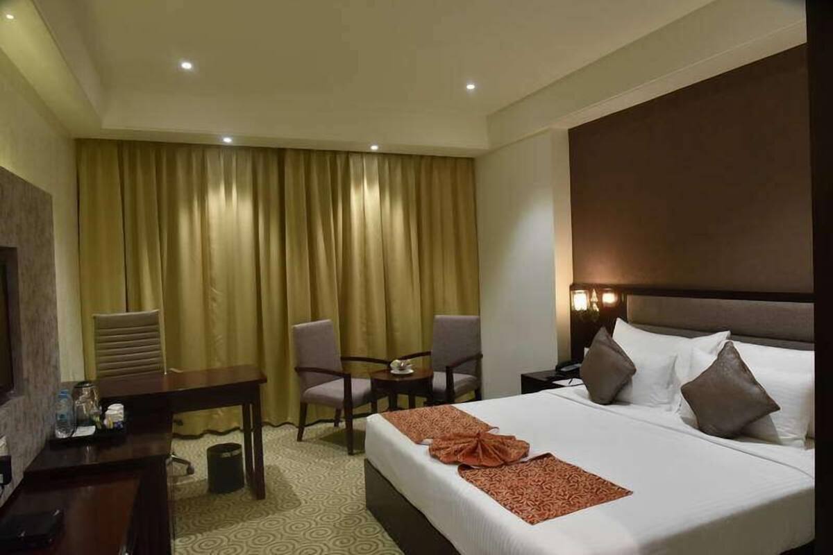 Minibar, in-room safe, desk, iron/ironing board