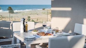 4 ห้องอาหาร, บริการอาหารเช้า อาหารกลางวัน อาหารเย็น, อาหารนานาชาติ