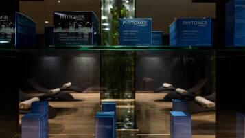 Phytomer huidverzorgingsproducten tentoongesteld op een glazen schap in een winkel.