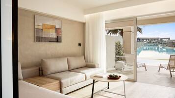 Una sala de estar moderna con un sofá, una mesa de centro y vistas a una piscina y palmeras.