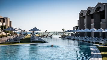 Una piscina techada, una piscina al aire libre