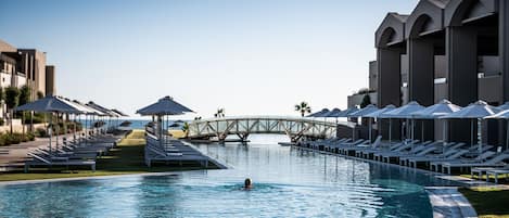 Piscine couverte, piscine extérieure, tentes de plage, parasols de plage