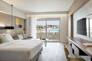 Classic-huone, näköala uima-altaalle | Minibaari, tallelokero huoneessa, työpöytä