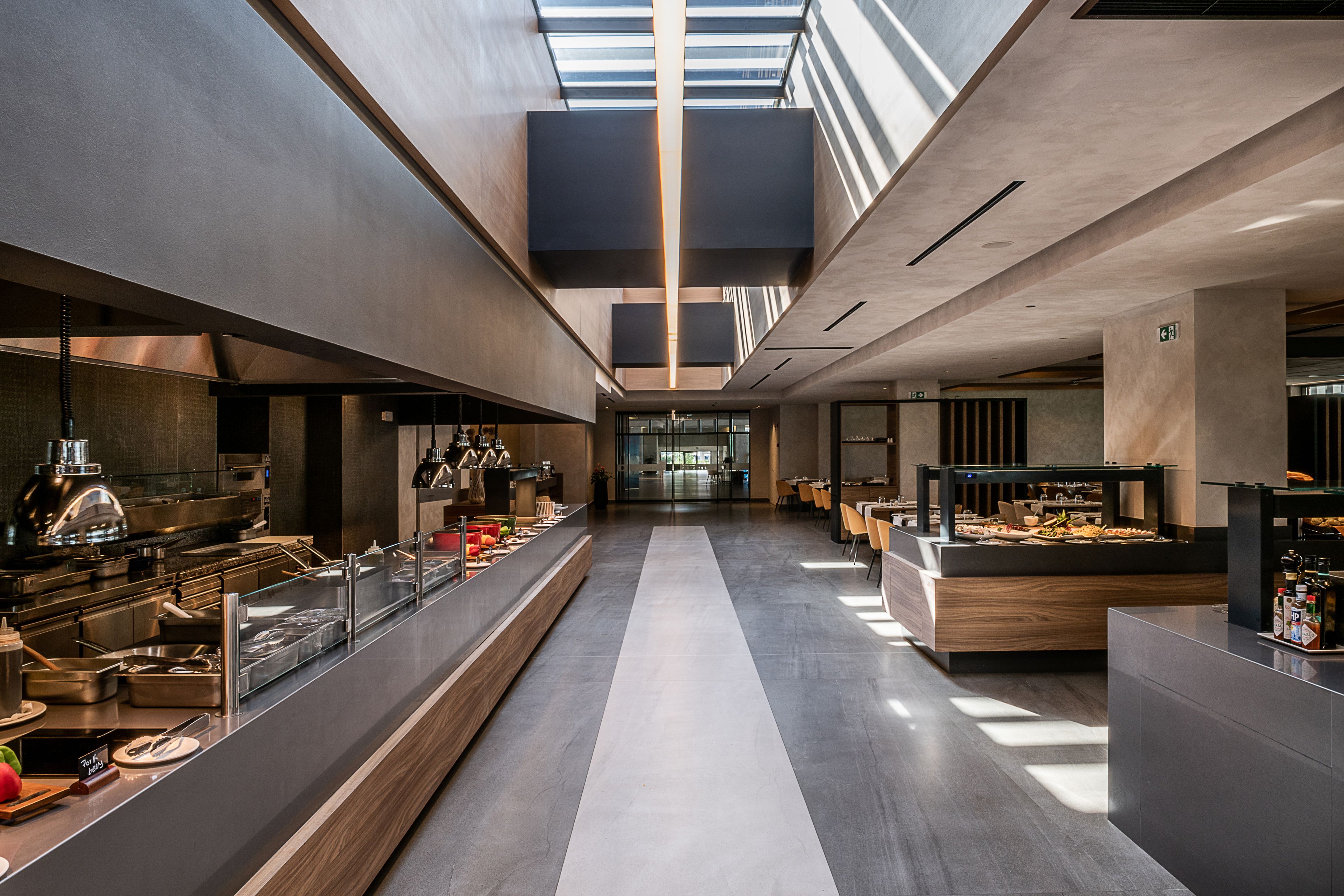 4 restaurants; breakfast, lunch and dinner served 